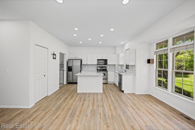 7382 Gateway Drive, West Bloomfield Charter Township, MI 48322