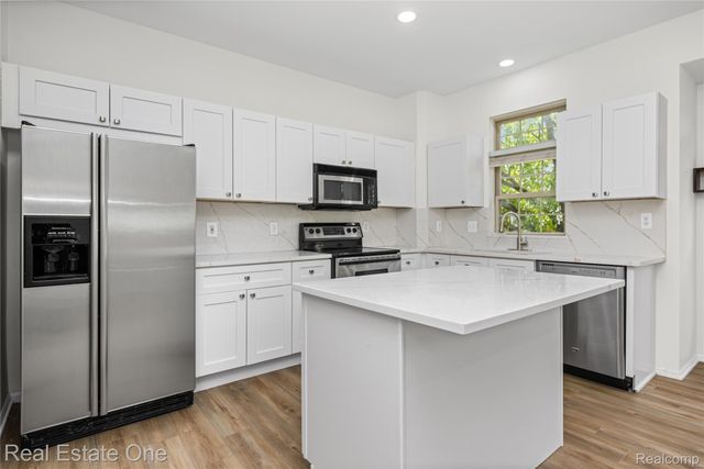 7382 Gateway Drive, West Bloomfield Charter Township, MI 48322