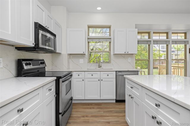7382 Gateway Drive, West Bloomfield Charter Township, MI 48322