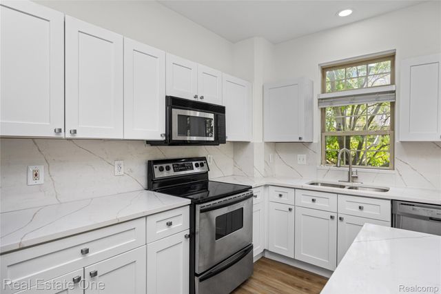 7382 Gateway Drive, West Bloomfield Charter Township, MI 48322