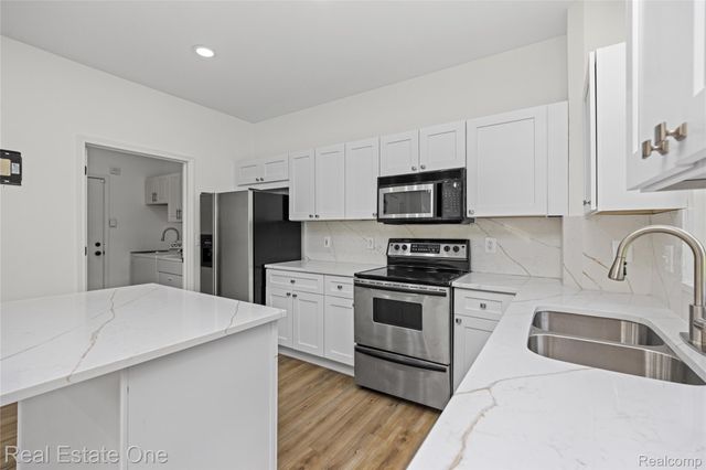7382 Gateway Drive, West Bloomfield Charter Township, MI 48322