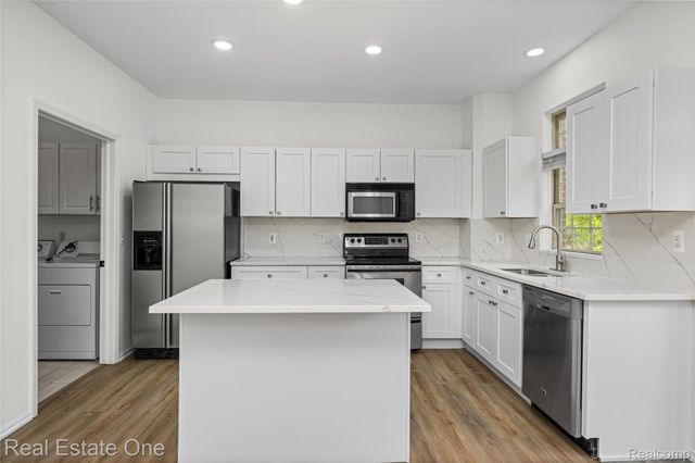 7382 Gateway Drive, West Bloomfield Charter Township, MI 48322
