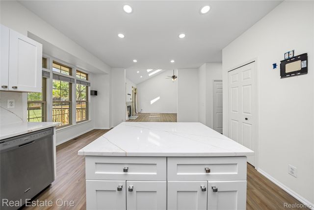 7382 Gateway Drive, West Bloomfield Charter Township, MI 48322