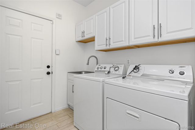 7382 Gateway Drive, West Bloomfield Charter Township, MI 48322