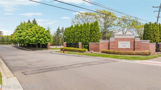 7382 Gateway Drive, West Bloomfield Charter Township, MI 48322