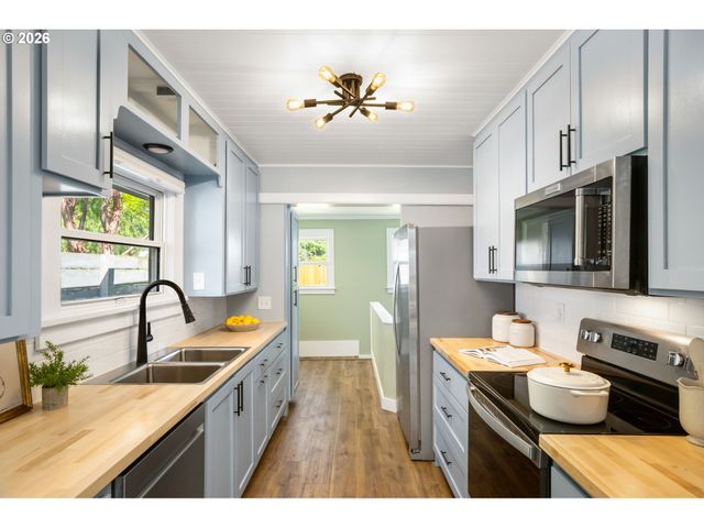 701 N TERRY St, Portland, OR 97217