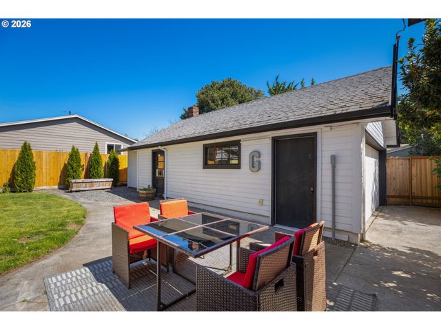 701 N TERRY St, Portland, OR 97217
