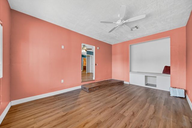 202 W Gail Avenue, Tulare, CA 93274