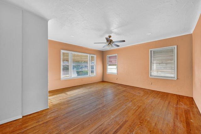 202 W Gail Avenue, Tulare, CA 93274