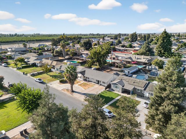 202 W Gail Avenue, Tulare, CA 93274