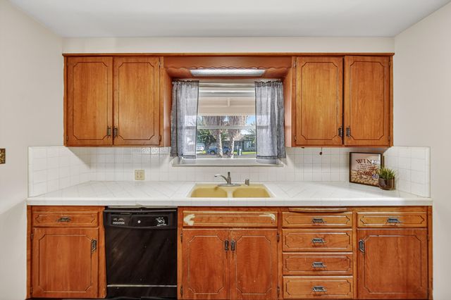 202 W Gail Avenue, Tulare, CA 93274