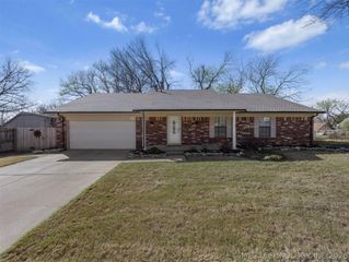 7844 S Hickory Court, Broken Arrow, OK 74011