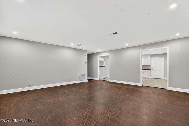 8040 HAMMOND Boulevard, Jacksonville, FL 32220