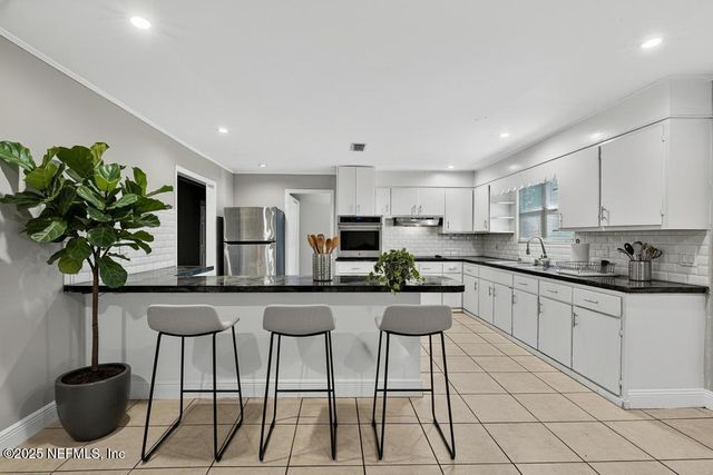 8040 HAMMOND Boulevard, Jacksonville, FL 32220