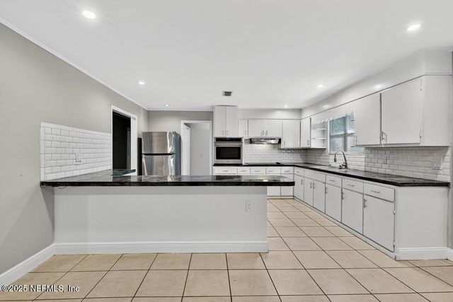 8040 HAMMOND Boulevard, Jacksonville, FL 32220