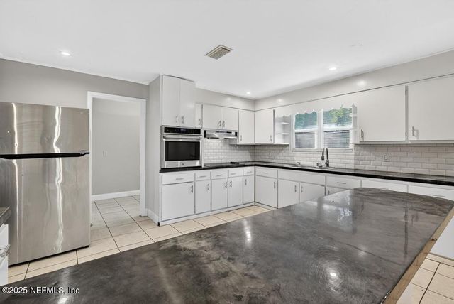 8040 HAMMOND Boulevard, Jacksonville, FL 32220