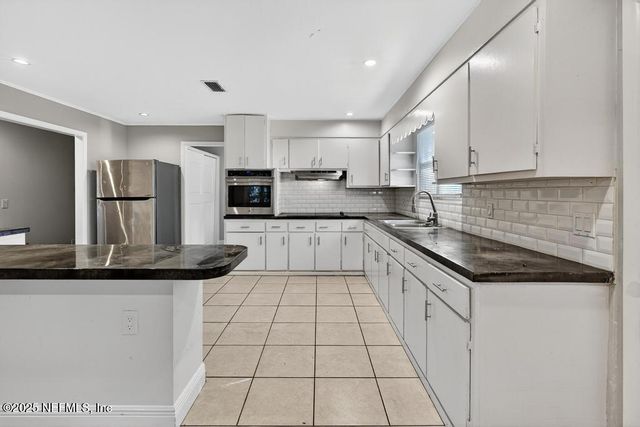 8040 HAMMOND Boulevard, Jacksonville, FL 32220