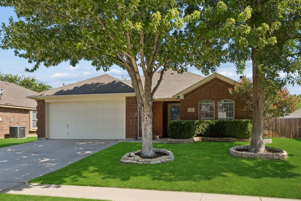 616 Steerman Court, Saginaw, TX 76179 — exterior