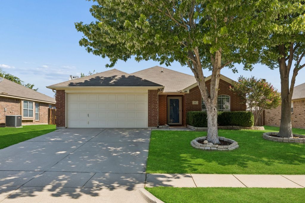 616 Steerman Court, Saginaw, TX 76179 — photo 2
