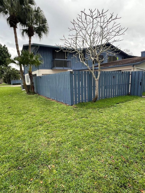 4643 Holly Lake Drive, Lake Worth, FL 33463
