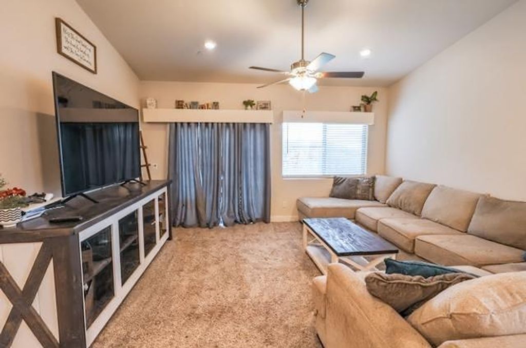 Image 10 of property listing at 6978 E Fedora Avenue, Fresno, CA 93727