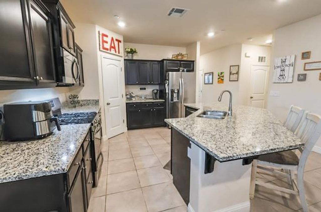 Image 12 of property listing at 6978 E Fedora Avenue, Fresno, CA 93727