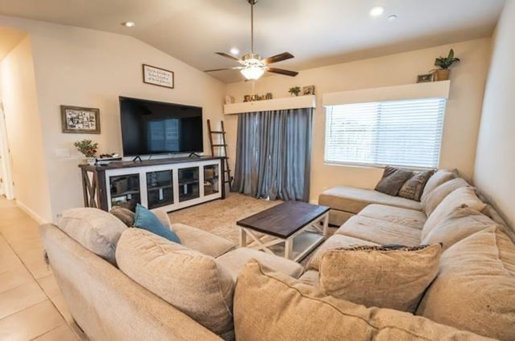 Image 33 of property listing at 6978 E Fedora Avenue, Fresno, CA 93727