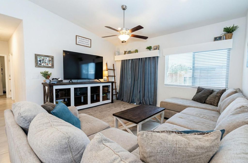 Image 7 of property listing at 6978 E Fedora Avenue, Fresno, CA 93727