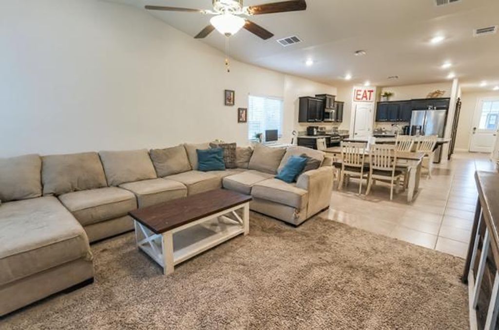 Image 9 of property listing at 6978 E Fedora Avenue, Fresno, CA 93727