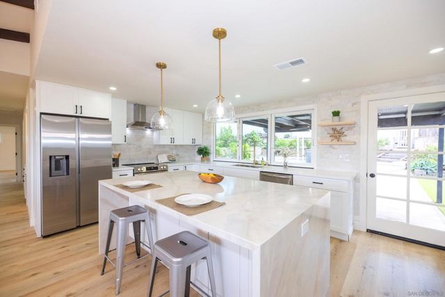 807 Poinsettia Ave, Vista, CA 92081