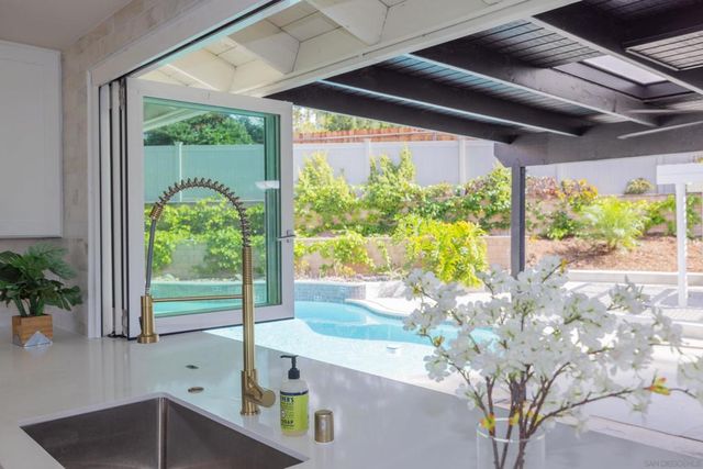 807 Poinsettia Ave, Vista, CA 92081