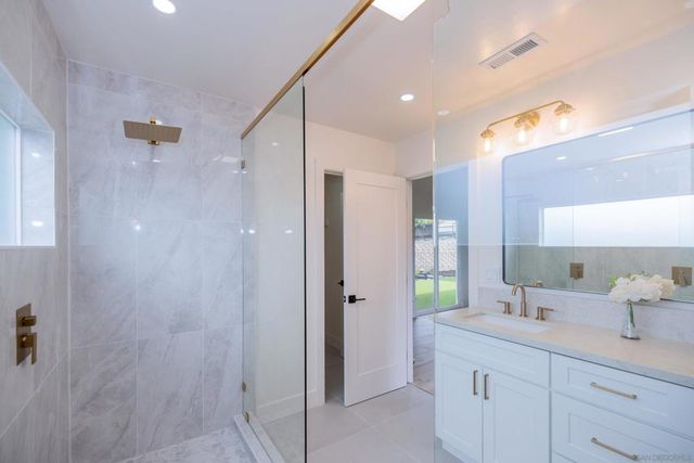 807 Poinsettia Ave, Vista, CA 92081