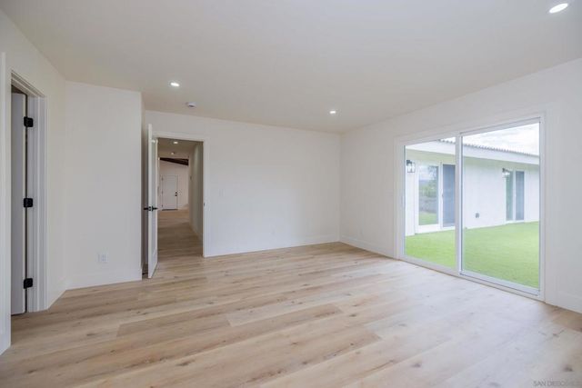 807 Poinsettia Ave, Vista, CA 92081