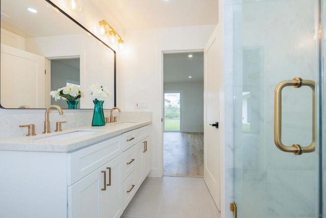 807 Poinsettia Ave, Vista, CA 92081