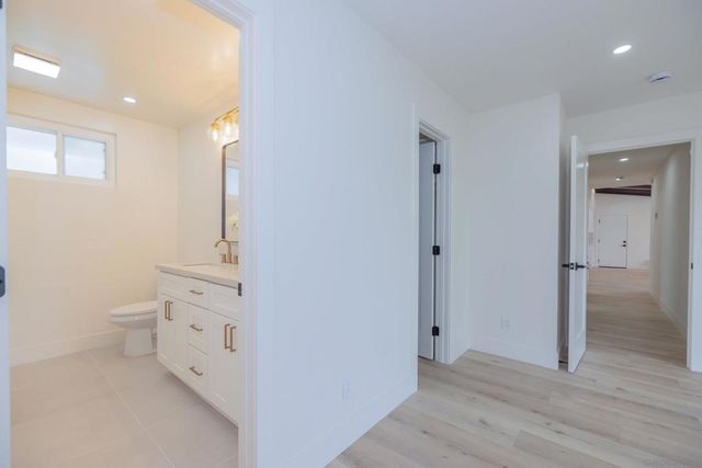 807 Poinsettia Ave, Vista, CA 92081