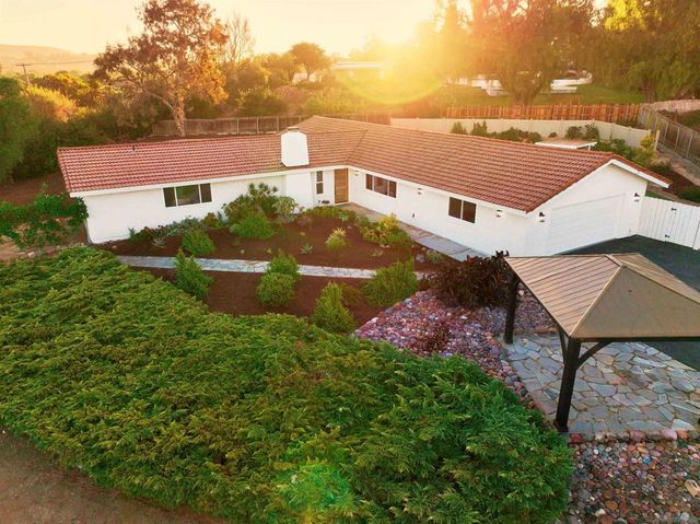 807 Poinsettia Ave, Vista, CA 92081