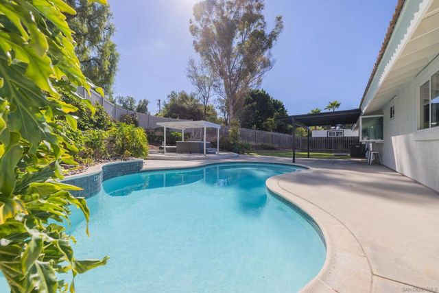 807 Poinsettia Ave, Vista, CA 92081