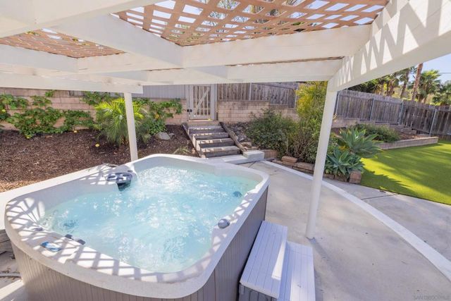 807 Poinsettia Ave, Vista, CA 92081