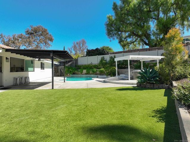 807 Poinsettia Ave, Vista, CA 92081