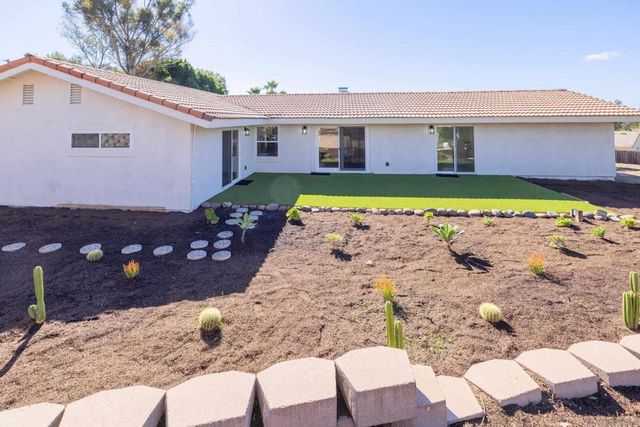 807 Poinsettia Ave, Vista, CA 92081