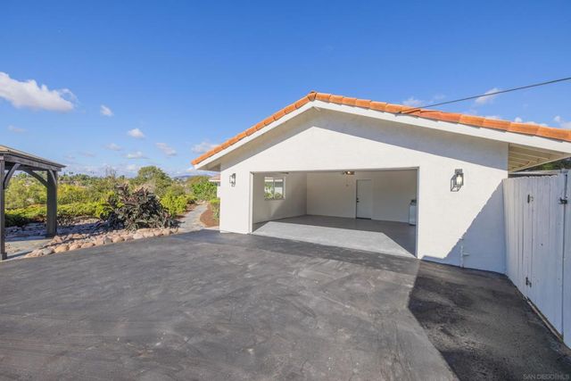 807 Poinsettia Ave, Vista, CA 92081