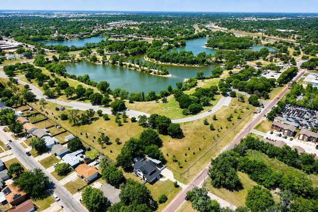 3049 S Old Lawrence Rd, Wichita, KS 67217