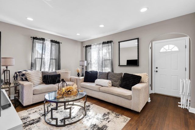 9006 W Dakota AVENUE, West Allis, WI 53227