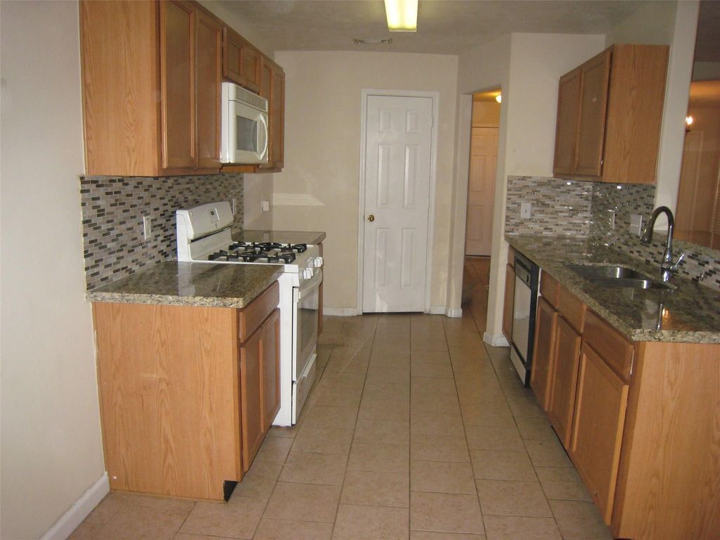 7822 Winding Creek View View, Houston, TX 77072