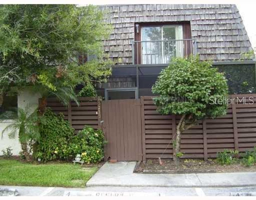 15235 W POND WOODS DRIVE, Tampa, FL 33618