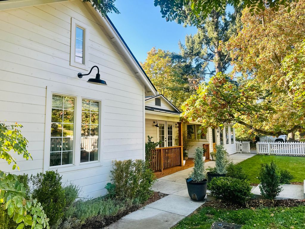 480 N Oregon Street, Jacksonville, OR 97530