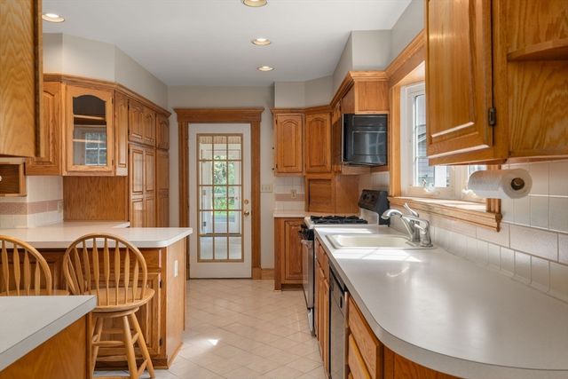 40 Gunhouse St, Sharon, MA 02067