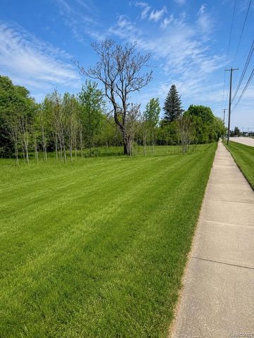 1423 N Belsay Road, Burton, MI 48509