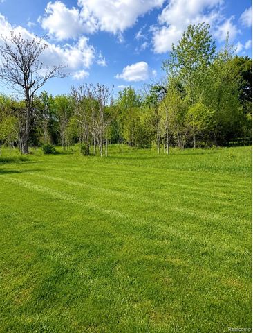 1423 N Belsay Road, Burton, MI 48509