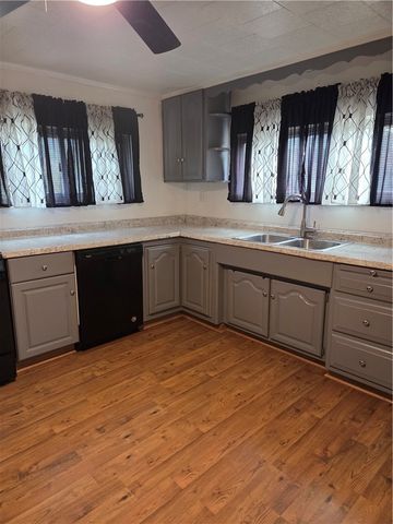 1001 7th Ave, Conway, PA 15027